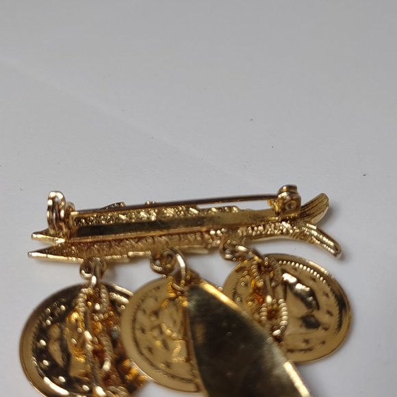 Gold Tone Fish And Dangling Chain Brooch - Picture 10 of 10
